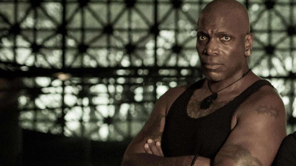 derrick green von sepultura auf einem Pressefoto im schwarzen Tanktop