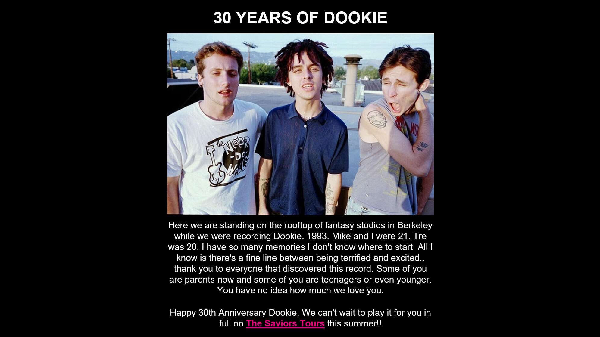 Ein Screenshot des Green Day Newsletters mit einem Bild von Green Day aus dem Jahr 1993 - Mike Dirnt und Billie Joe Armstrong mit 21, Tre Cool mit 20