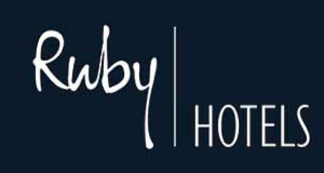 Logo der Ruby Hotels auf dunkelblauem Hintergrund
