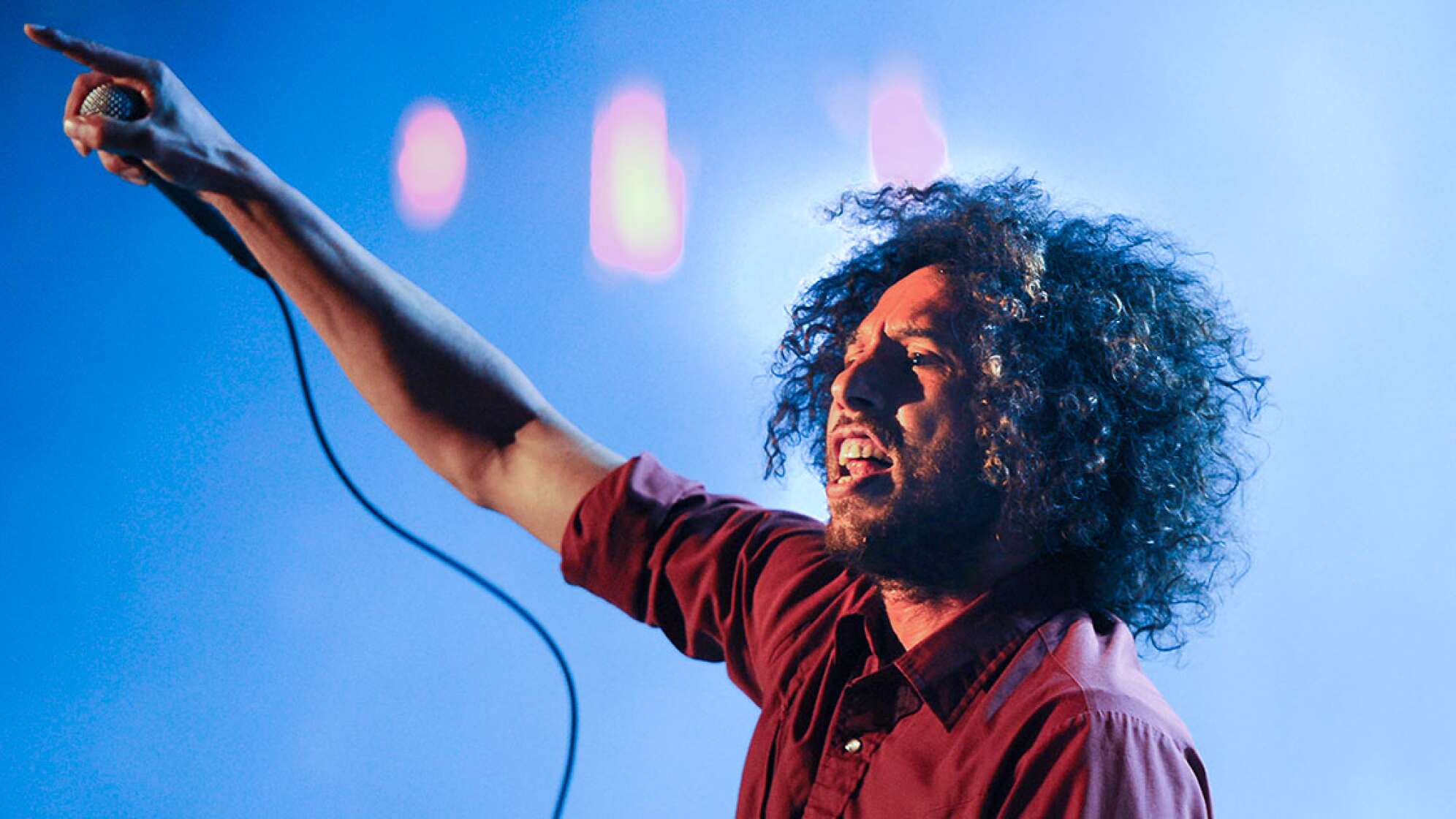 Zack de la Rocha mit Mikro in der Hand