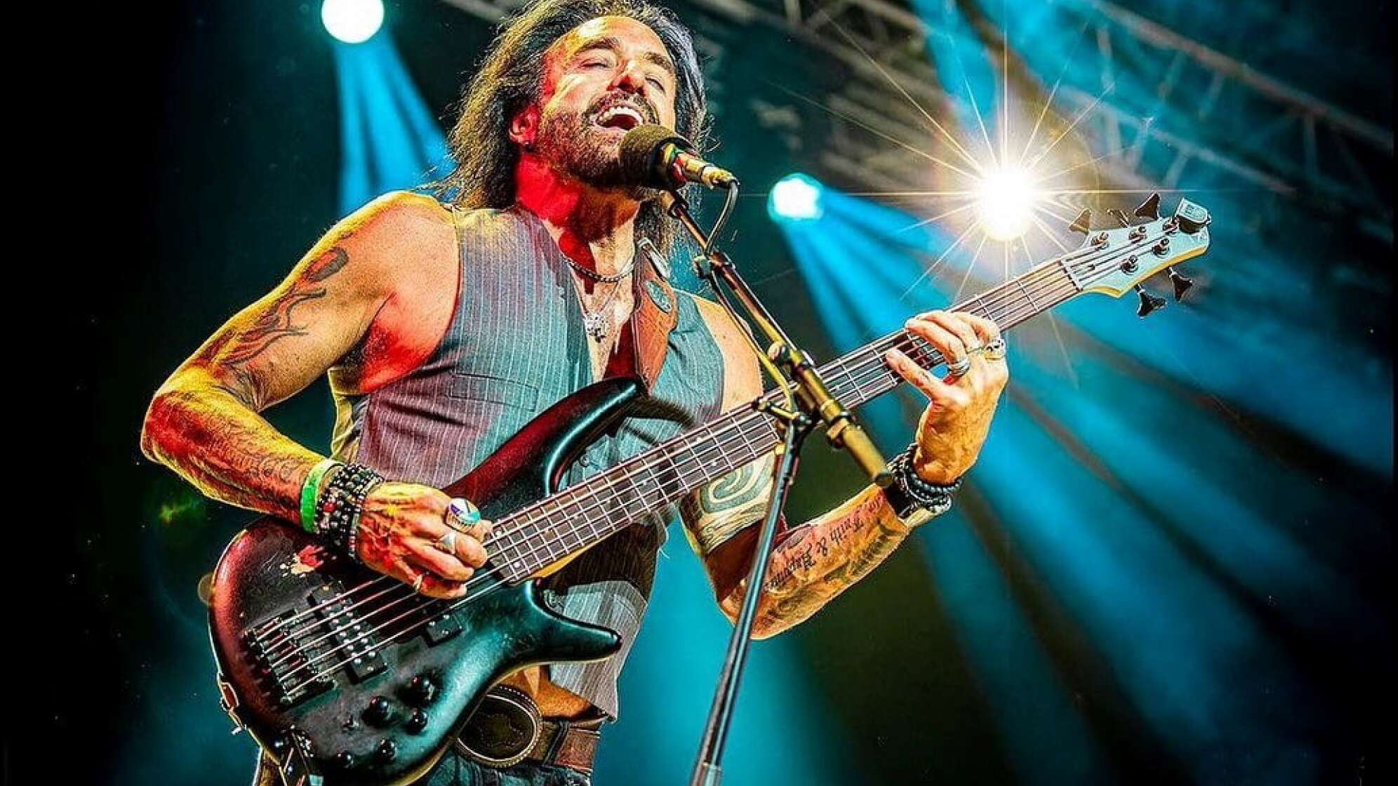 Marco Mendoza mit Bass