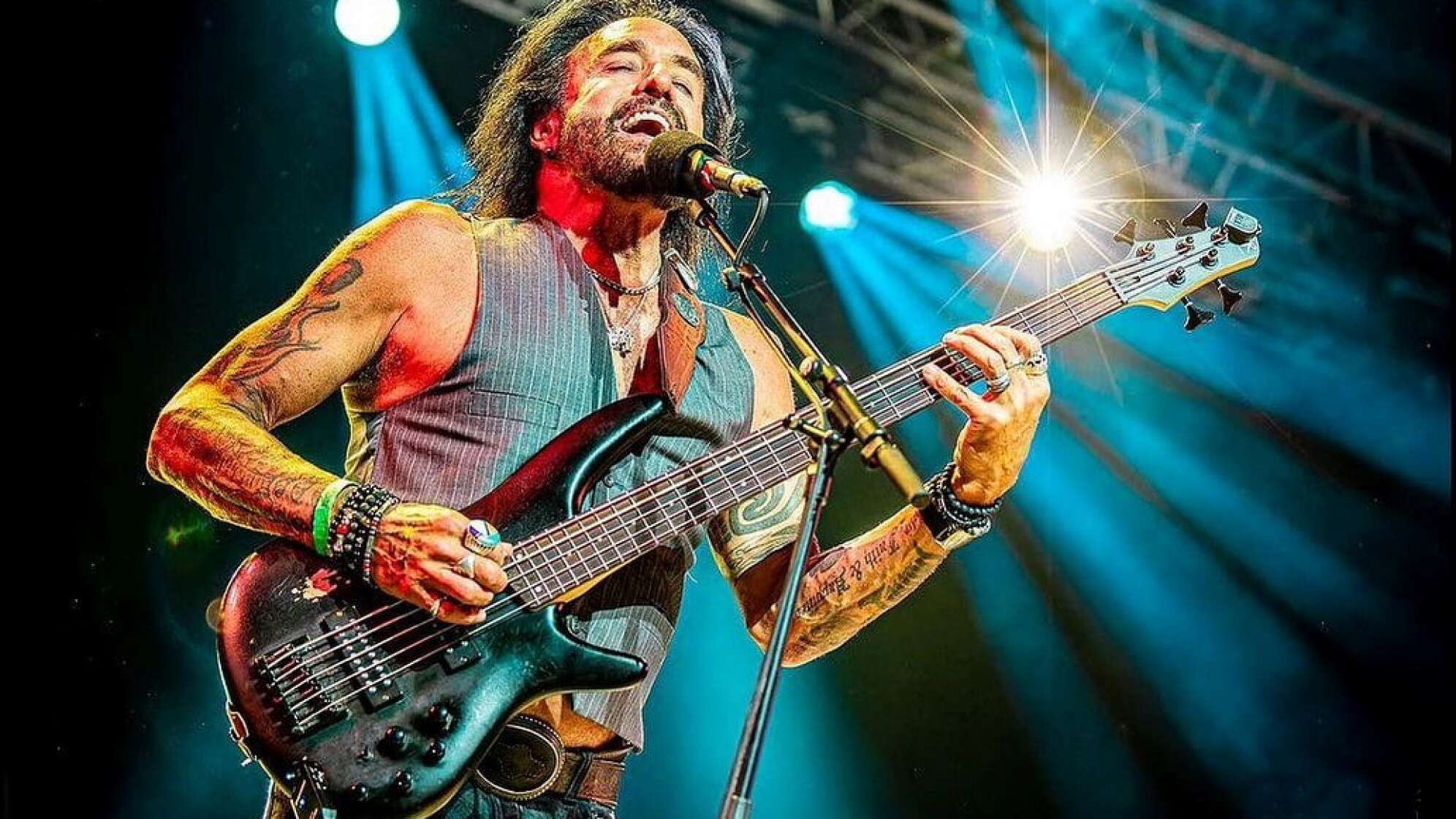 Marco Mendoza mit Bass