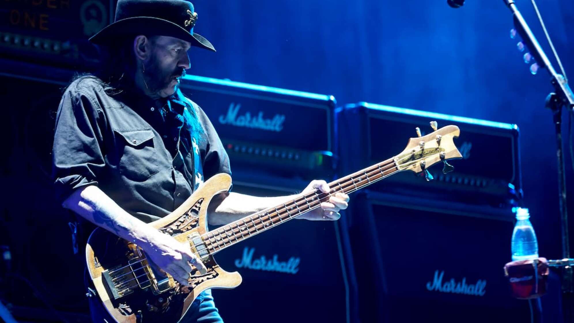 Lemmy Kilmister spielt Gitarre