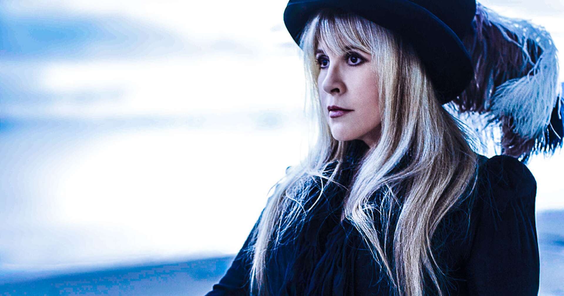 Stevie Nicks mit schwarzem Outfit und Hut