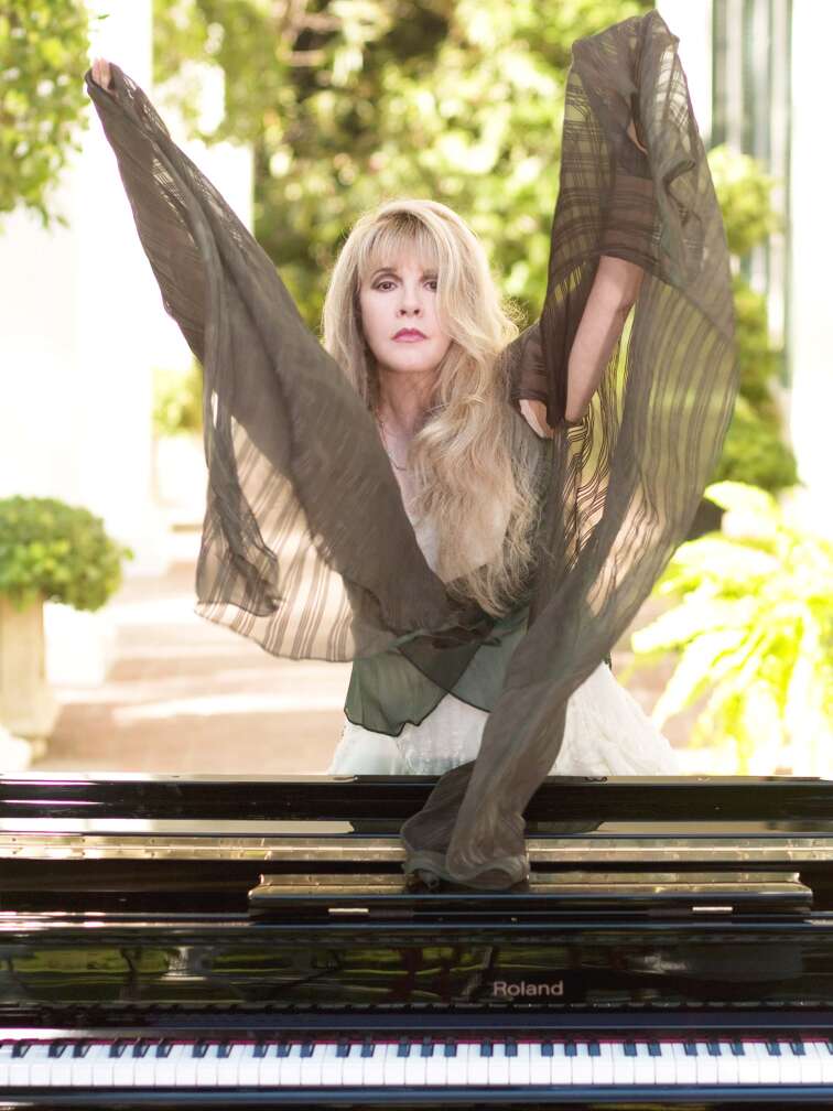 Stevie Nicks steht hinter Roland-Klavier und reißt die Arme hoch