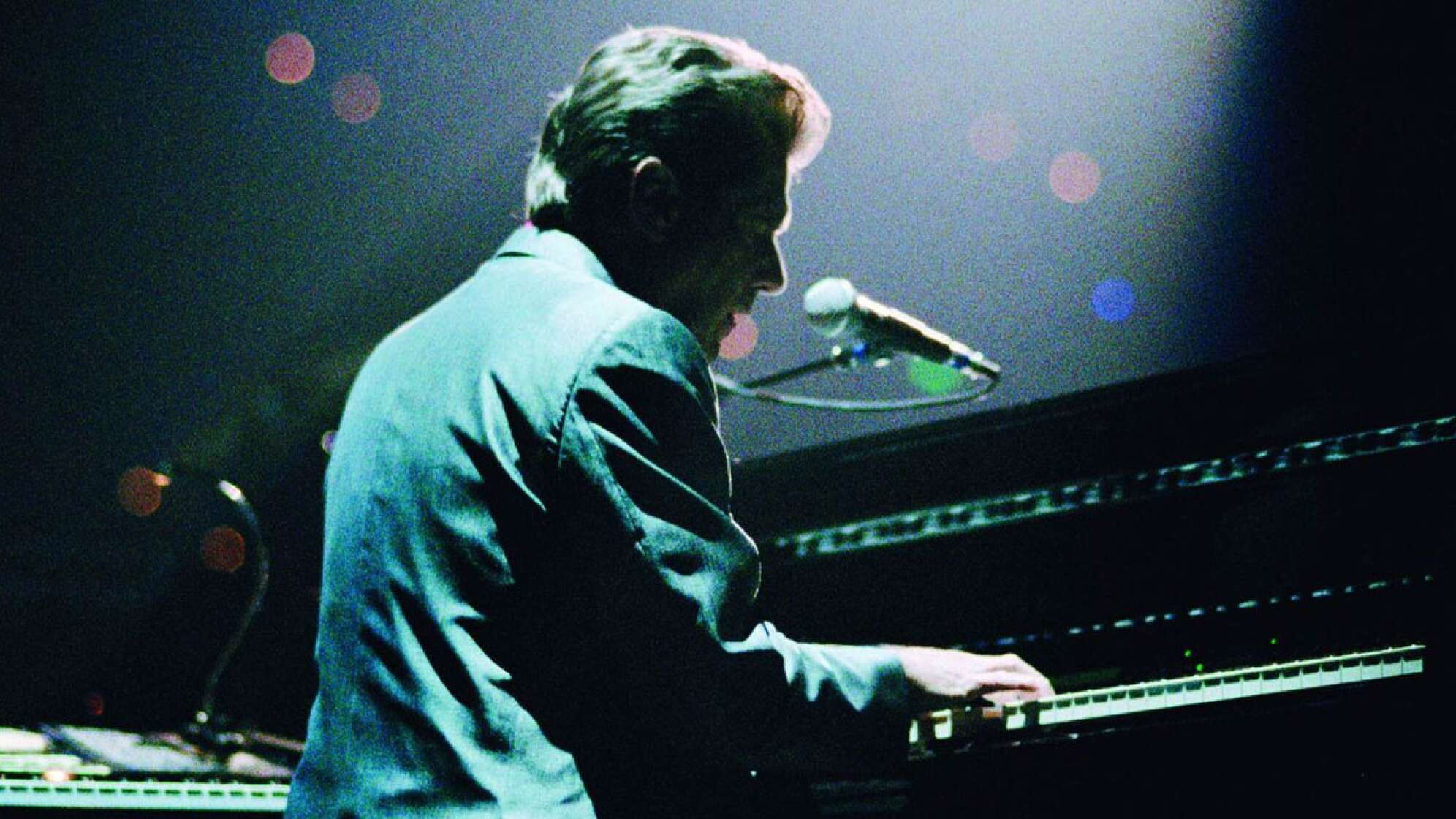 Glenn Frey am Klavier spielen auf einer Bühne und am Singen