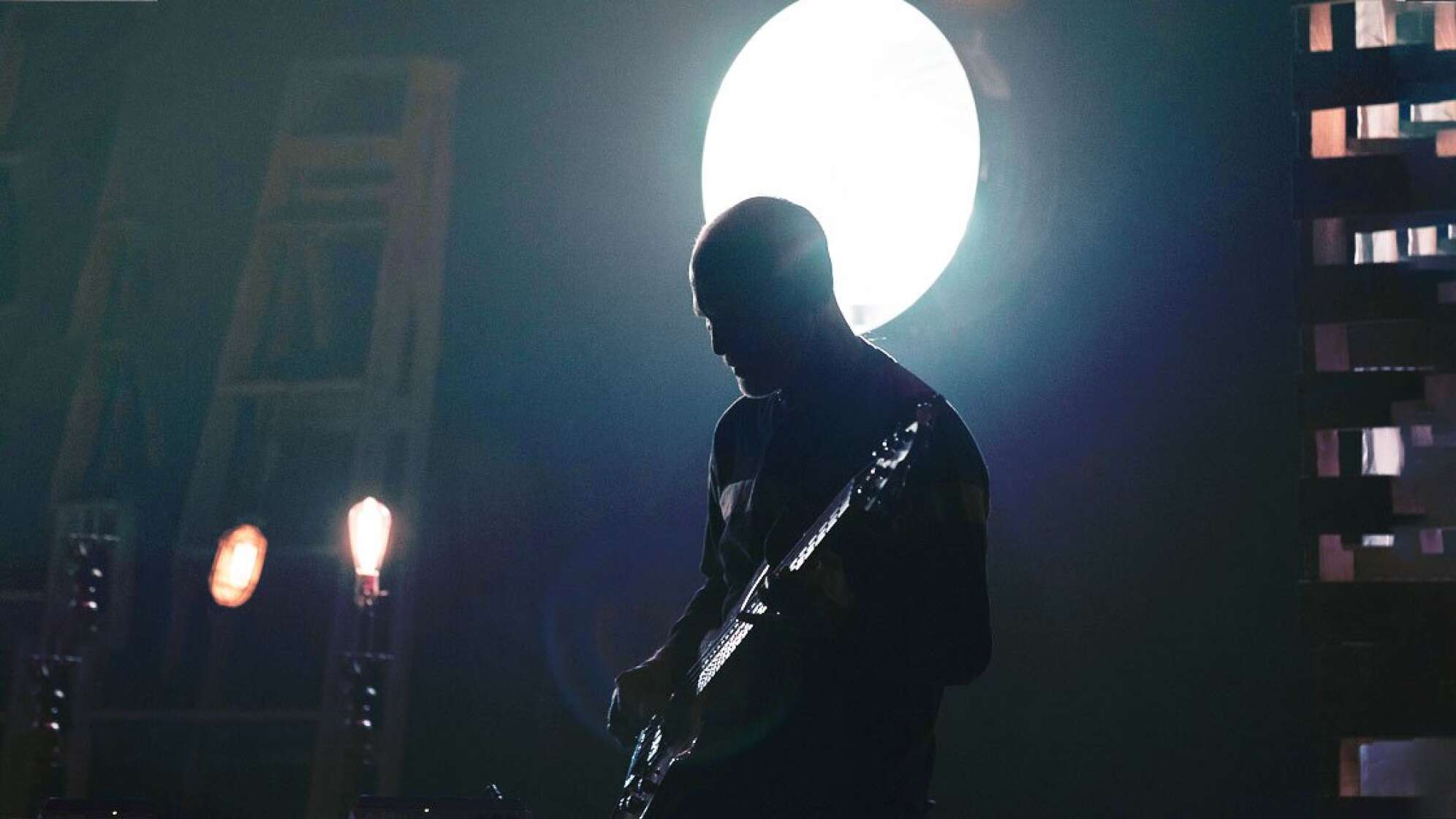 Gitarrist vor Scheinwerferlicht