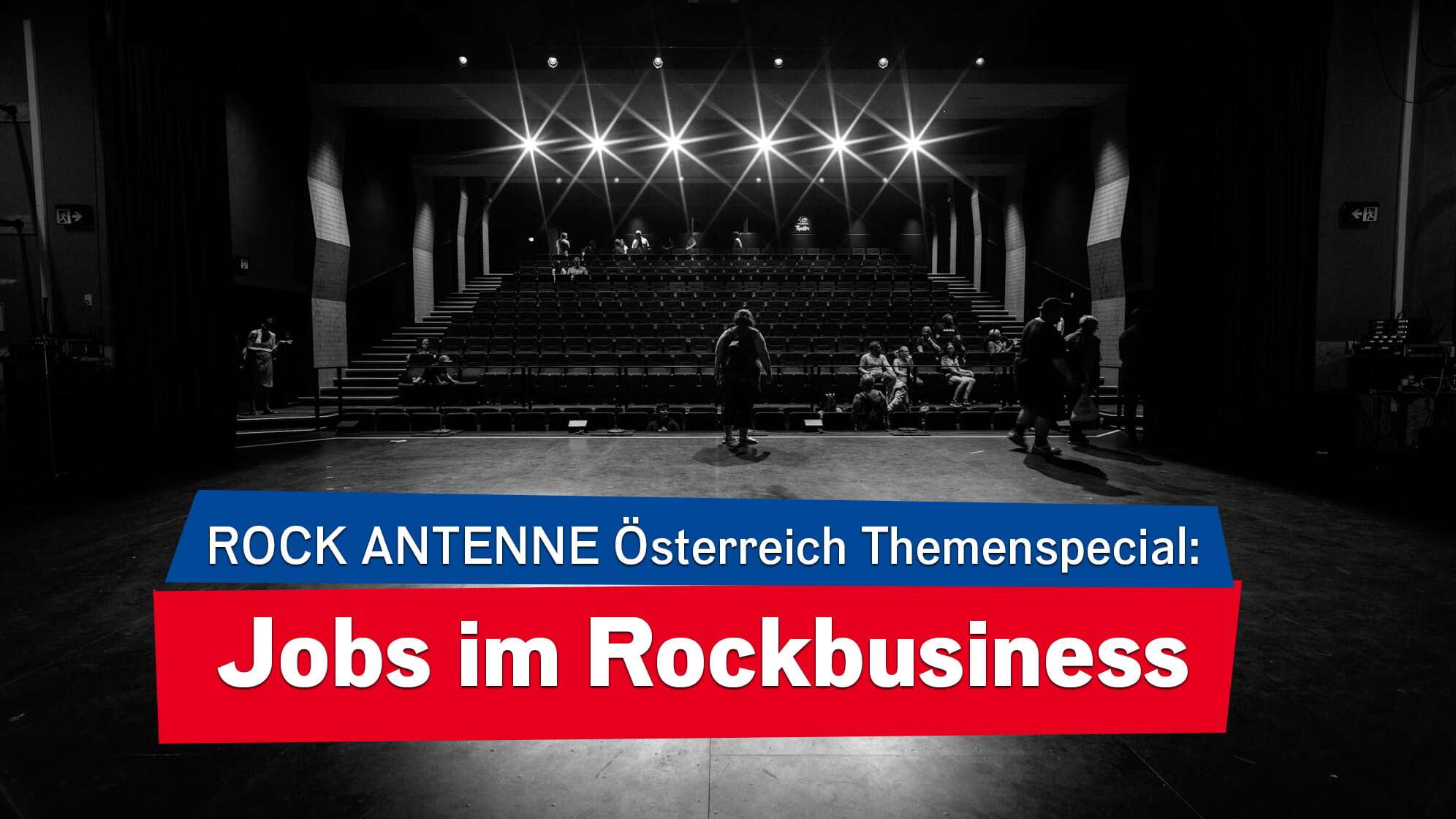 Bild von hinten auf einer Bühne, Scheinwerfer strahlen und am Rand der Bühne arbeiten ein paar Menschen, dazu der Text: ROCK ANTENNE Österreich Themenspecial - Jobs im Rockbusiness