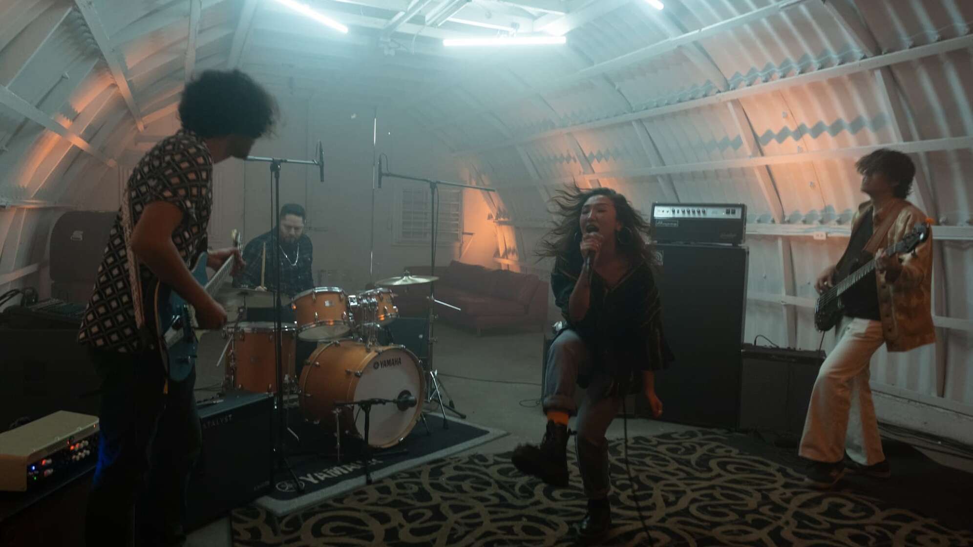 eine Rockband spielt in einem Proberaum