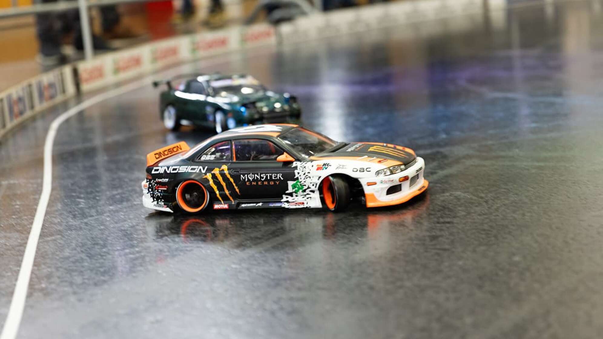 ein Modellauto driftet in einer Kurve