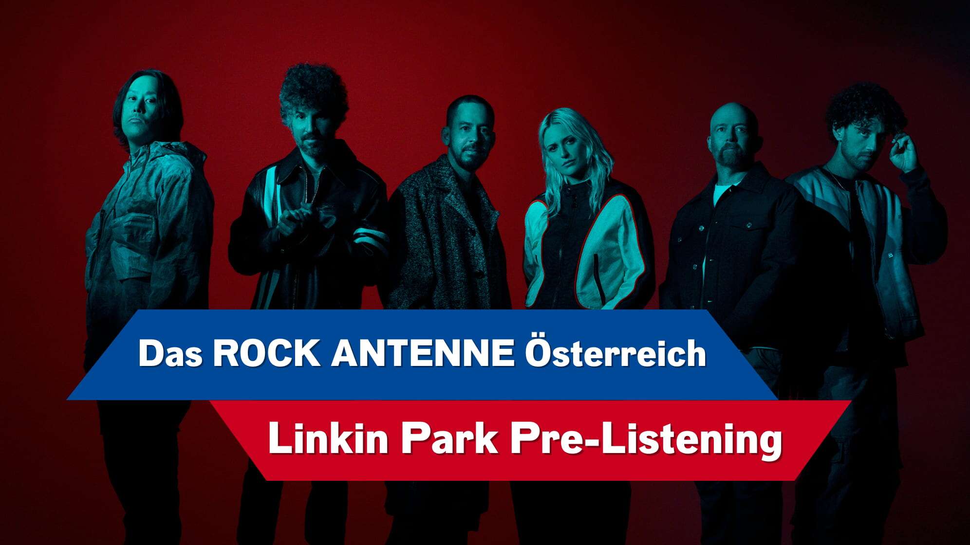die Bandmitglieder von Linkin Park vor einem roten Hintergrund