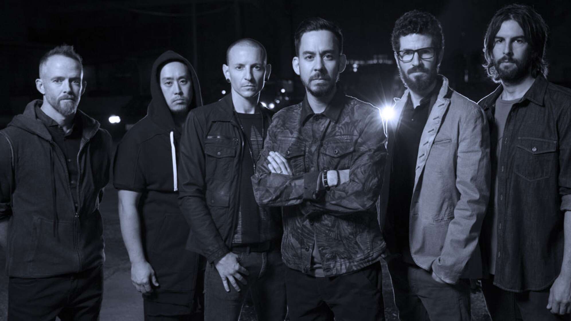 Ein Bild von Linkin Park in Schwarz-weiß mit blauer Schattierung