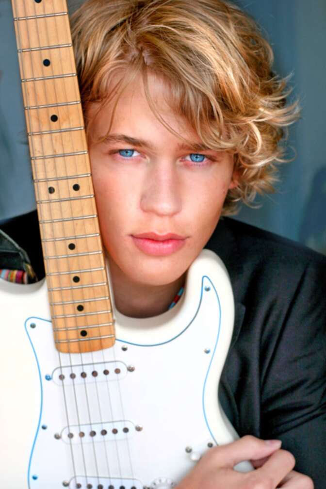 Austin Butler mit Gitarre